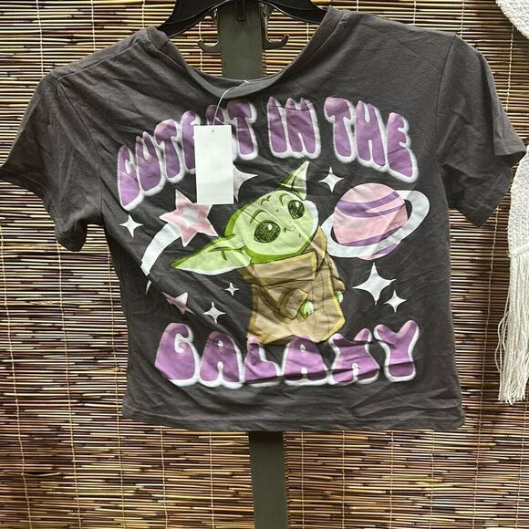 Disney Juniors' Baby Yoda Front-Back Graphic Pocket T-Shirt - Picture 4 of 4